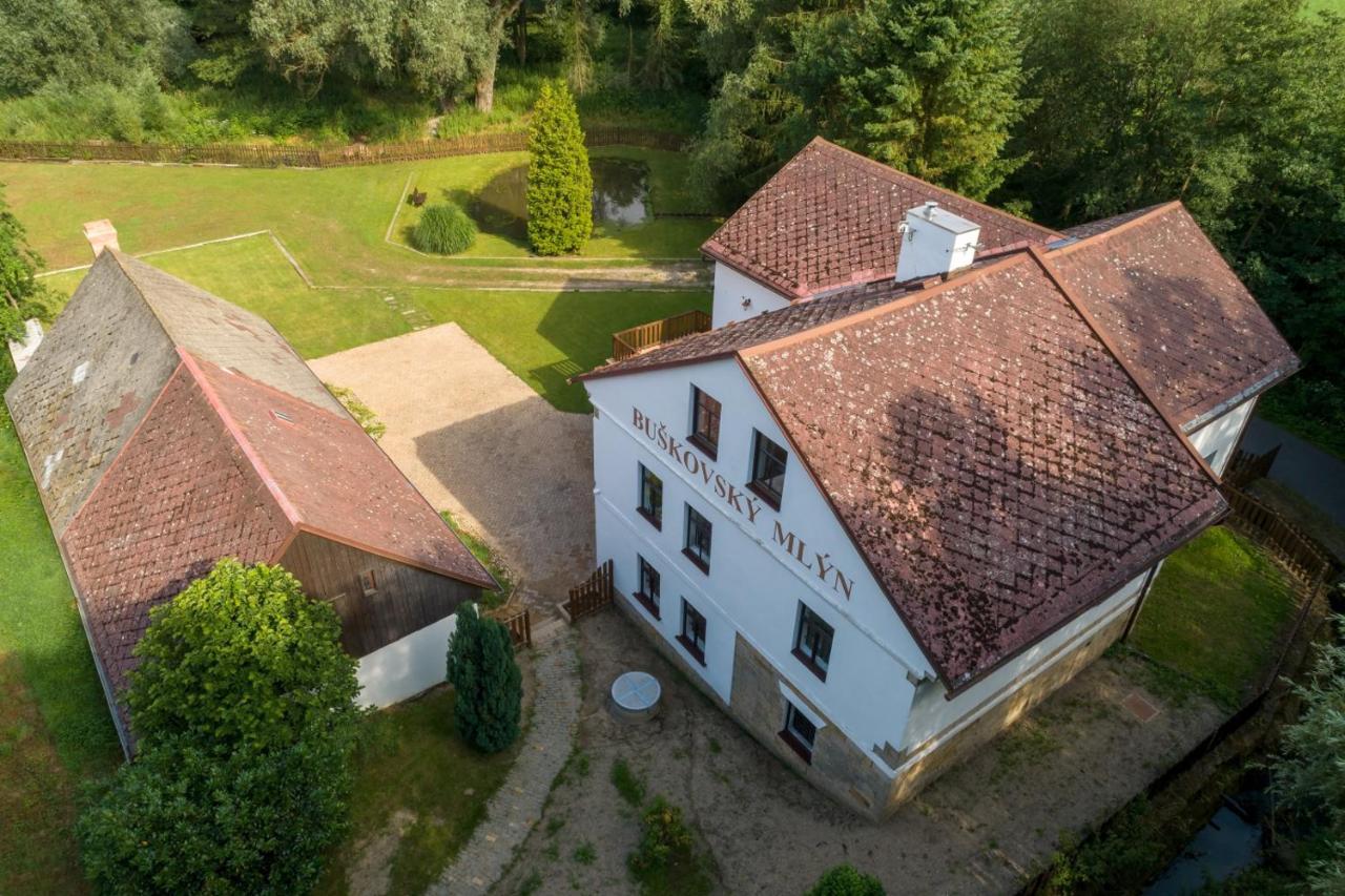 Hotel Buskovsky Mlyn 1580 à Dolní Bousov Extérieur photo